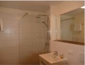 Komfortables Badezimmer mit Wanne/Dusche