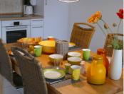 Liebevoll gedeckter Fr�hst�ckstisch f�r den Start in den Tag...